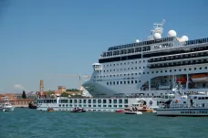 Obří výletní loď v Benátkách narazila do menšího plavidla. Čtyři lidé se zranili