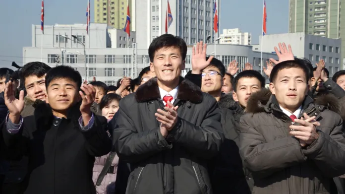Severokorejci slaví vypuštění rakety dlouhého doletu