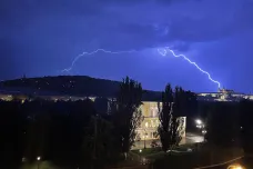 Na většině území Česka hrozí silné bouřky