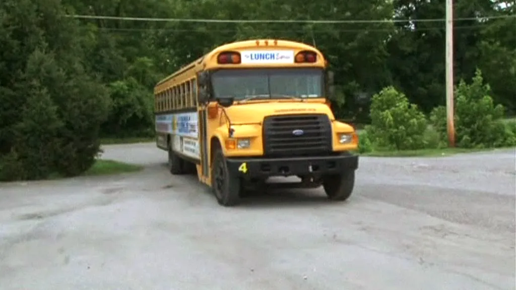 Autobus s jídlem pro chudé americké děti