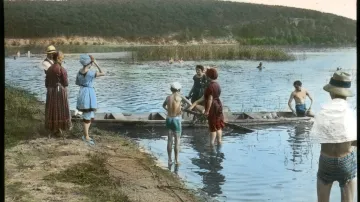 Koupání v Boleveckém rybníku, začátek 20. století (reprodukce z diapozitivu)