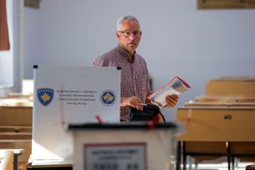 V Kosovu dle odhadů vyhrála strana premiéra Kurtiho