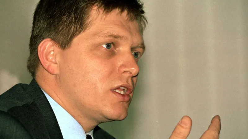 Robert Fico na brífinku v roce 2001