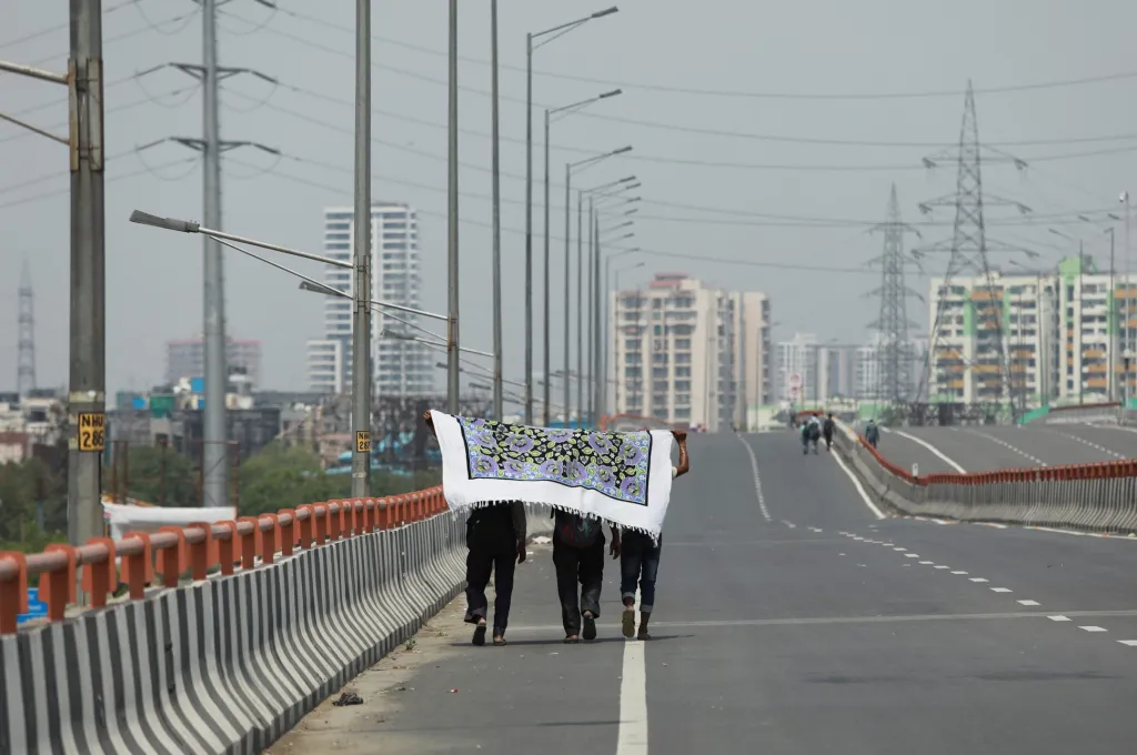 Tři „poutníci“ směřují pěšky domů z města Ghaziabád