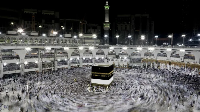 Poutníci krouží kolem svatyně Kaaba už od čtvrtečního večera.