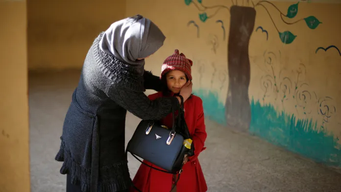Matka s dcerou v mosulské škole