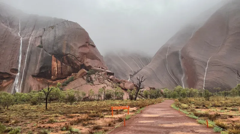 Na skále Uluru se vytvořily vodopády.