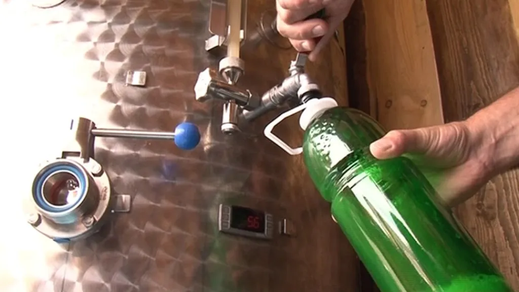 Burčákomat obsluhují lidé