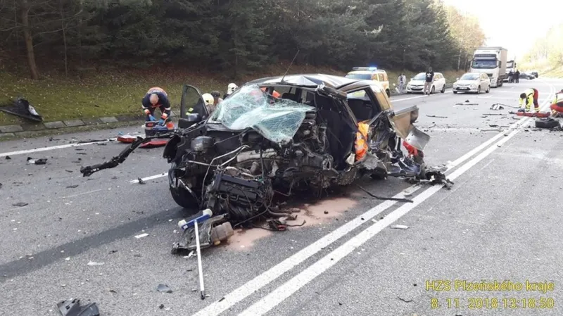 Při srážce dvou aut u Číhaně na Klatovsku zemřeli dva lidé