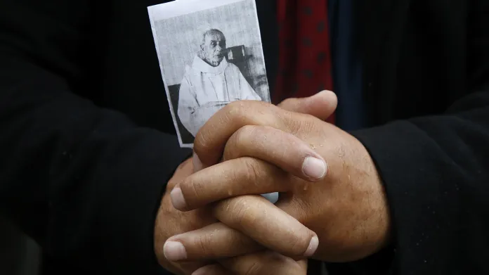 Pohřeb pětaosmdesátiletého kněze Jacquesa Hamela zavražděného v severofrancouzském Rouenu islámskými radikály