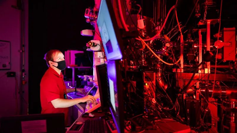 Elektronový transmisní mikroskop, na němž experiment proběhl