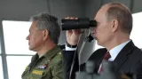 Vladimir Putin sleduje vojenské manévry