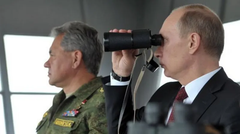 Vladimir Putin sleduje vojenské manévry