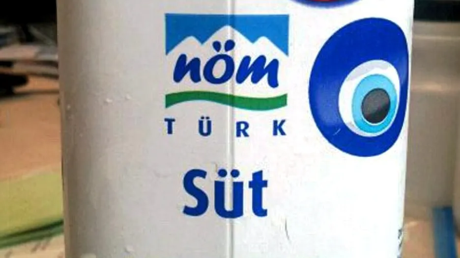 Rakouské mléko s tureckými nápisy
