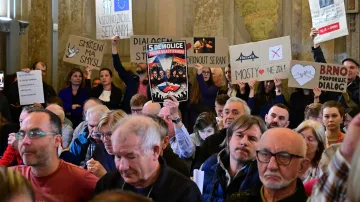 Protestující na zasedání zastupitelstva města Brna