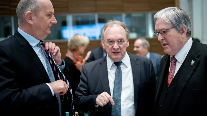 Členové tzv. uhelné komise: předseda vlády Braniborska Dietmar Woidke (SPD),  předseda vlády spolkové země Sasko-Anhaltsko Reiner Haseloff (CDU) a ministr hospodářství a energetiky Braniborska Jörg Steinbach na setkání před schůzí.