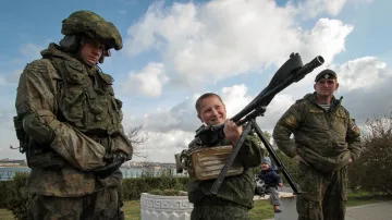 Chlapec se samopalem během doprovodné akce k přísaze nových členů ruské mládežnické militaristické organizace Junarmija v Sevastopolu na Ruskem okupovaném Krymu (říjen 2018)