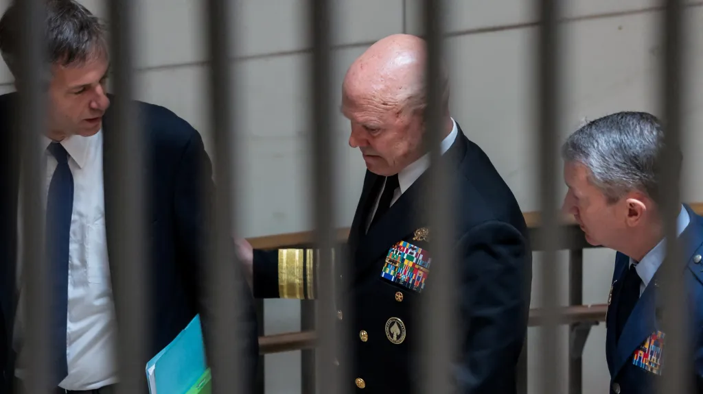 Admirál Frank M. Bradley (uprostřed) velel americkému úderu na loď v Karibském moři během 2. záři 2025