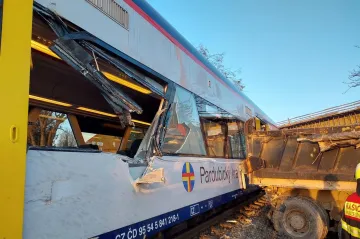 Na Orlickoústecku se srazil vlak s nákladním autem