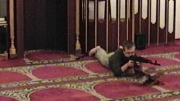 Snímky Lukáše Větrovce s airsoftovou zbraní v brněnské mešitě
