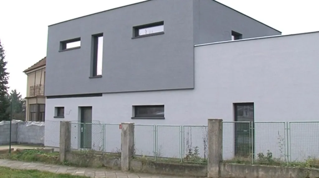 Černá stavba v brněnské čtvrti Husovice