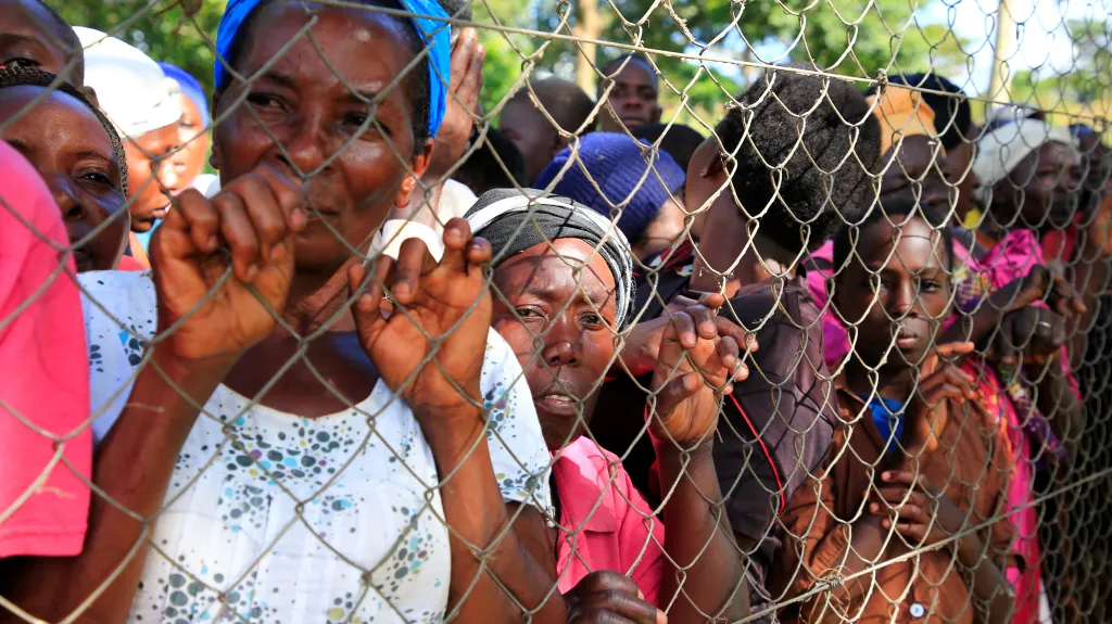 Lidé u plotu pozorují záchranářské práce na Viktoriině jezeře