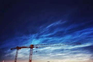 Jako z Blízkých setkání, ale docela pozemské. Mraky nad Českem svítí jen kolem slunovratu