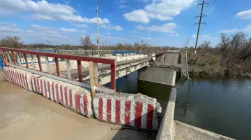 Zničený most přes řeku u Kupjansku (ilustrační foto)