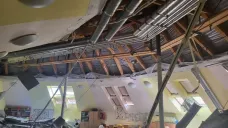 Spadlý strop ve škole v Horních Počernicích