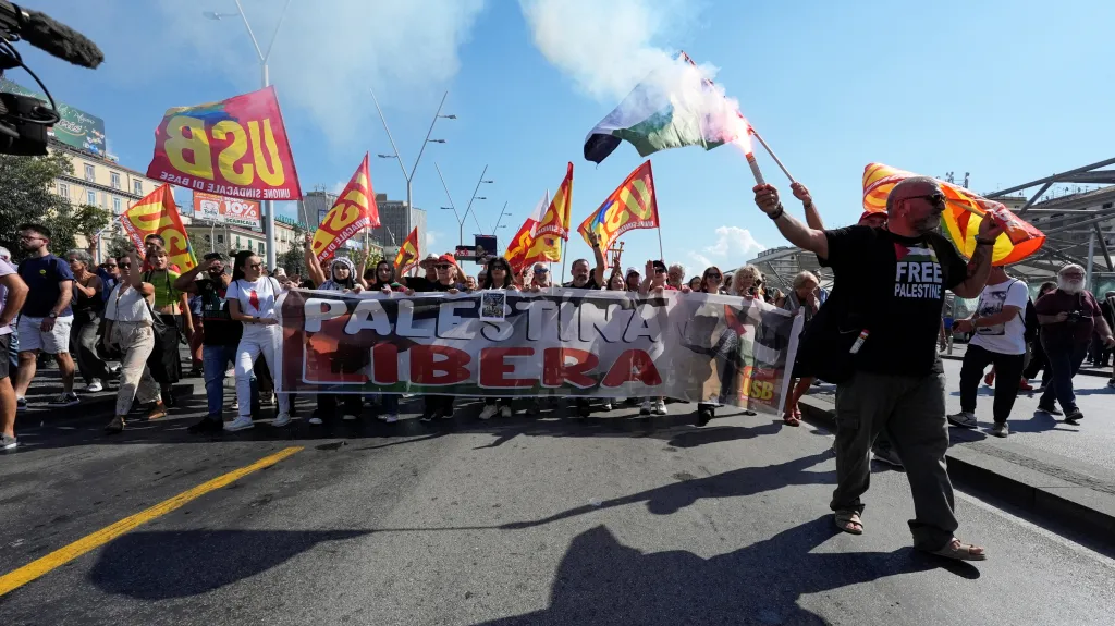 Lidé v italské Neapoli s transparentem „Svobodná Palestina“ během celostátní stávky pod heslem „Zablokujme všechno“ na znamení solidarity s Gazou a výzvou k zastavení dodávek zbraní do Izraele (22. září 2025)