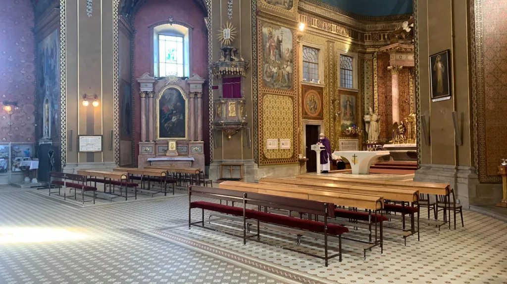 Kněz slouží mši v prázdné bazilice na Svatém Hostýně