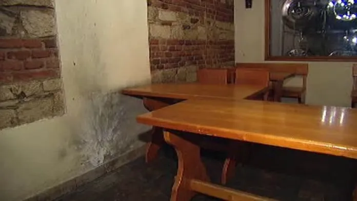 Následky exploze granátu v pražské restauraci