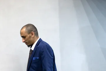 Radikál Al Hassan stanul před soudem kvůli zločinům v Mali. Podle obhájců trpí traumatem a proces nezvládne