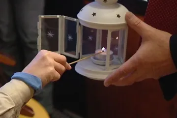 Ostravští skauti dovezli na radnici betlémské světlo