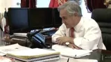 Chilský prezident Sebastian Piñera hovoří se zavalenými horníky