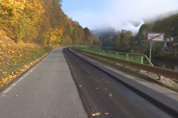 Začala oprava silnice z Českého Krumlova do Větřní. Řidiči musí na objížďky