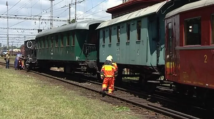 Lokomotiva 310.922 a souprava pěti historických vozů vykolejila v Jihlavě.