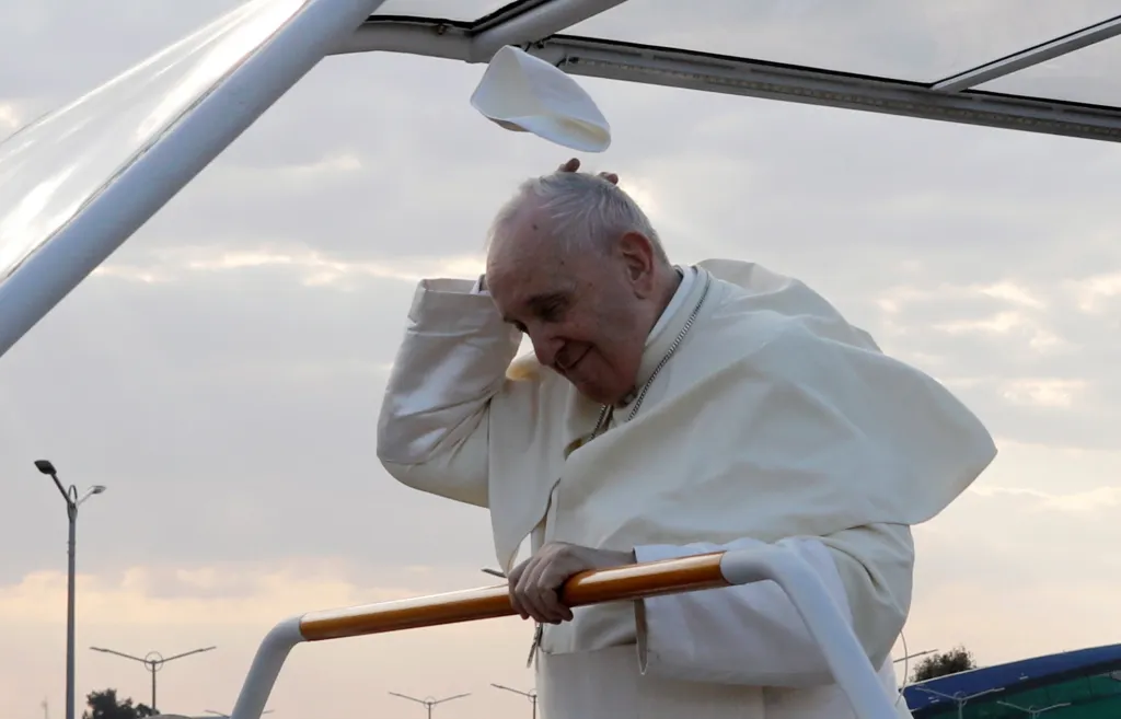 Papež František přišel o pokrývku hlavy na Madagaskaru během své východoafrické cesty