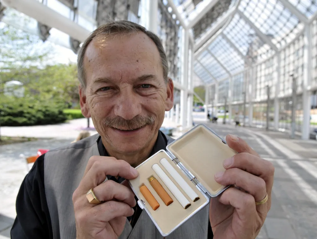 Politik byl známým milovníkem tabákových výrobků. Dlouhodobě se stavěl do opozice ohledně omezení kouření ve veřejných prostorách. S příchodem elektronických cigaret přišla i možnost používat tyto cigarety, aniž by omezovaly osoby v jejich blízkosti. Senátor na fotografii podporuje právě takovýto postoj.