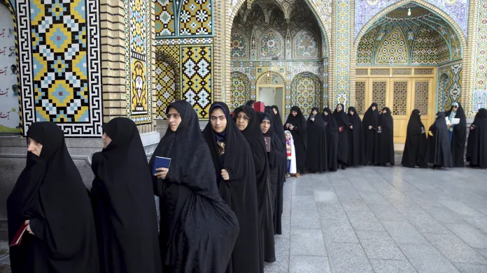 Íránské ženy stojí frontu do volební místnosti