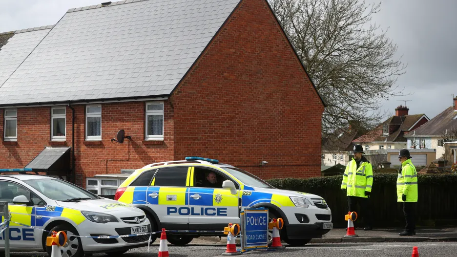Britská policie před domem Skripalových
