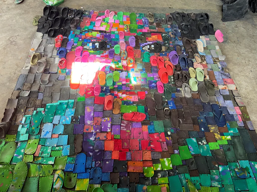 Nigerijský umělec tvoří portréty z recyklovaných pantoflů