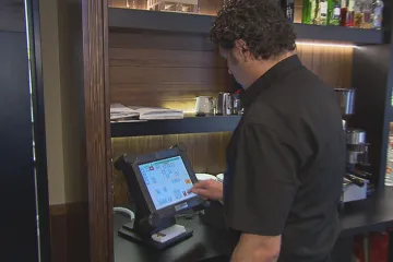 Vláda podle Stanjury stihne do konce roku zrušit EET a zvýší hranici pro paušální daň