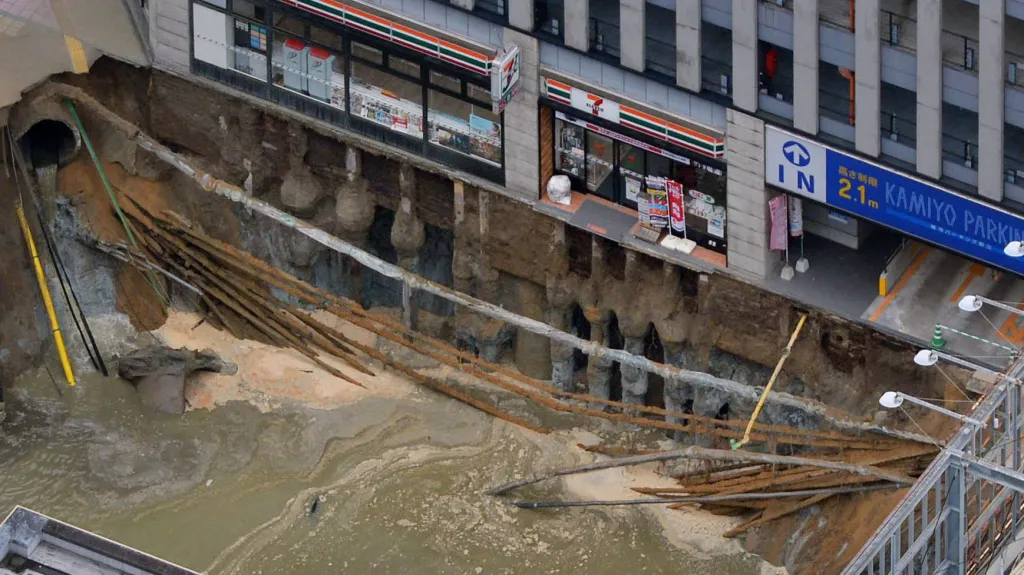 Kráter uprostřed ulice ve Fukuoce