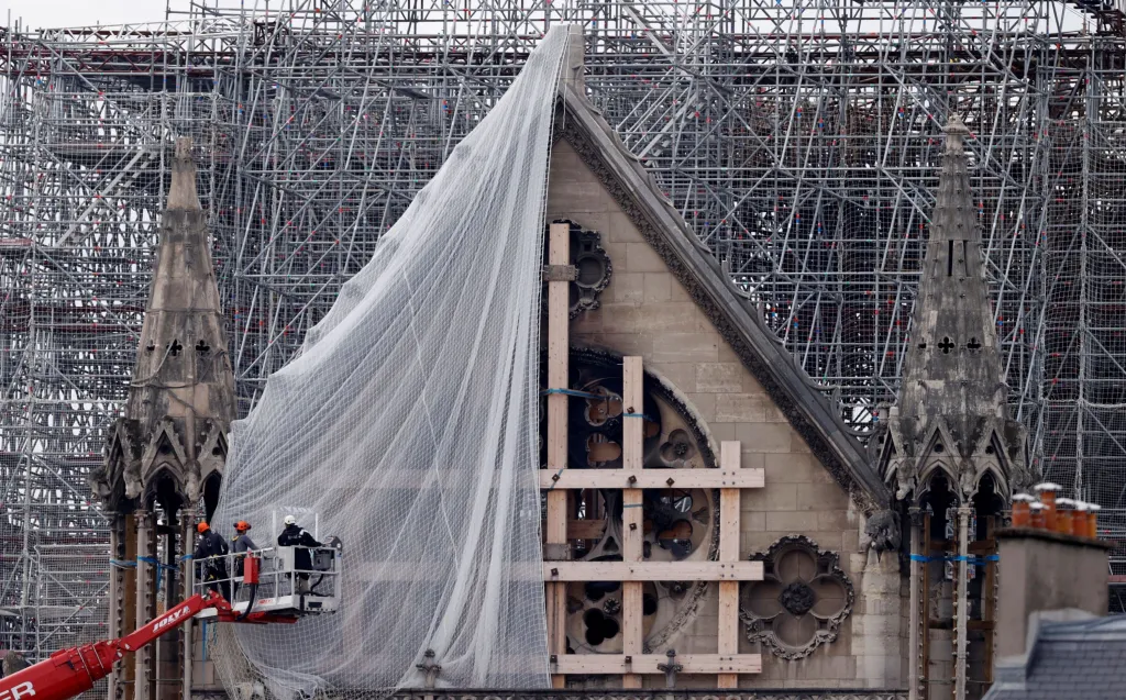 Z Notre-Dame začínají po ničivém požáru sundavat poškozené lešení