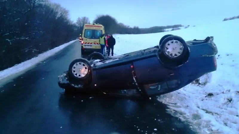 Některá auta skočila na střeše