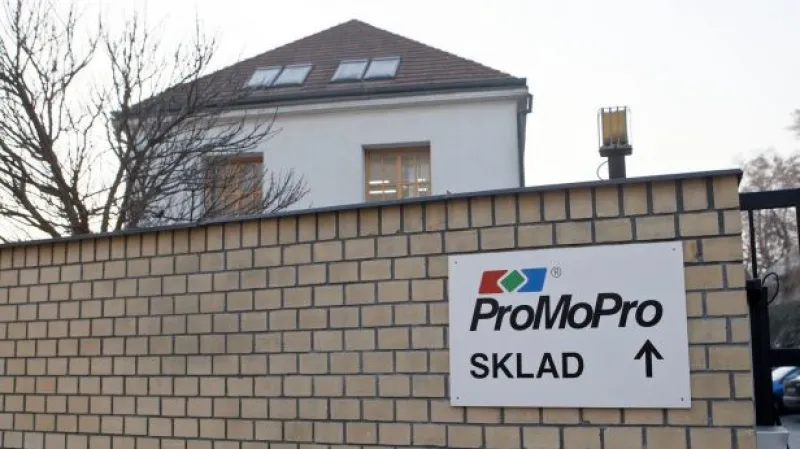 Zprávy: Soud osvobodil tři úředníky