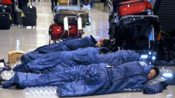 Stovky lidí nocovaly na tokijském letišti