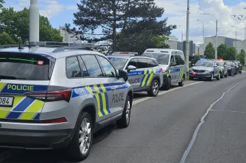 Při konfliktu u střední školy v Pardubicích byl zraněn člověk. Útočníka policie zadržela