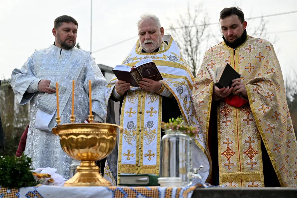Pravoslavní věřící si v chladné vodě Svratky připomněli křest Krista v Jordánu
